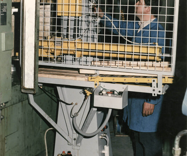 handling-geraet zum einlegen und entnehmen von kochtoepfen in eine praegepresse