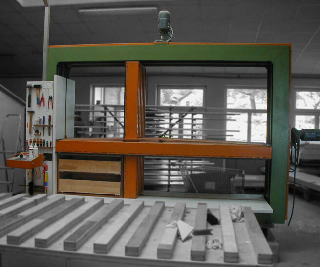 Korpuspresse zum Verleimen und Spannen von Möbelstücken